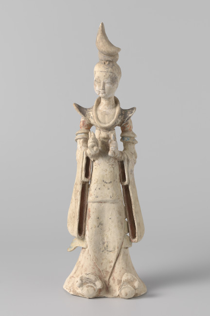 Graffiguur van een hofdame, China, Tang-periode, 7de eeuw, h. 38,5 cm, aardewerk, Rijksmuseum (bruikleen KVVAK, legaat Westendorp-Osieck, 1968), AK-MAK-538 Celadon fles met bloemranken, Korea, Goryeo-periode, 12de eeuw, h. 34 cm, steengoed, Rijksmuseum (bruikleen KVVAK, legaat Westendorp-Osieck, 1968), AK-MAK-590