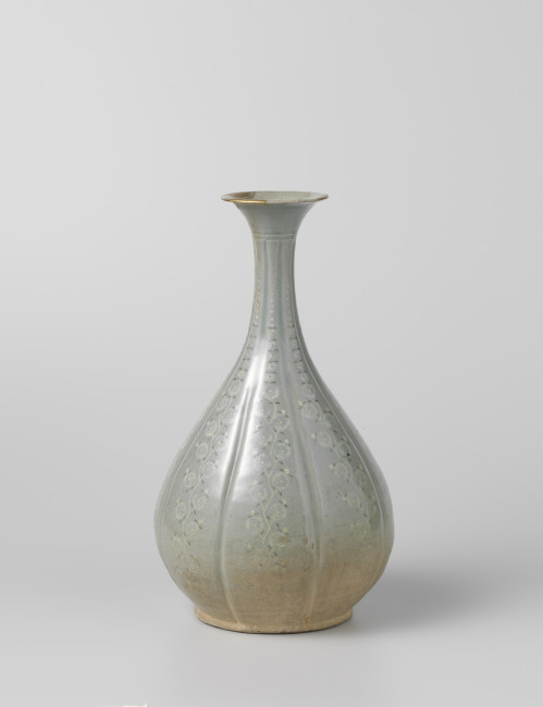 Celadon fles met bloemranken, Korea, Goryeo-periode, 12de eeuw, h. 34 cm, steengoed, Rijksmuseum (bruikleen KVVAK, legaat Westendorp-Osieck, 1968), AK-MAK-590