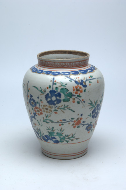 5. Porcelain vase with an overglaze enamel decoration, Japan, 1660–1680, h. 20.5 cm, acquired from Friedrich W. Stammeshaus (1881–1951) in 1931, TM-674-78