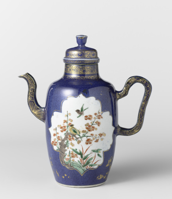 Schenkkan, bleu poudré met famille verte, Jingdezhen, China, Kangxi-periode, ca. 1700-1720, h. 21,5 cm, porselein, Rijksmuseum, AK-NM-6365-A