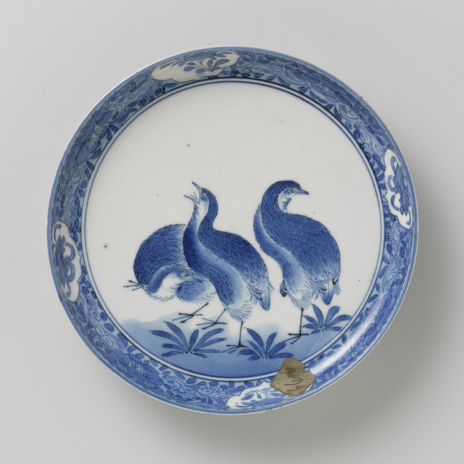 Kleine schaal met drie kwartels, Kakiemon ovens, Kyushu, Japan, Edo-periode, 1670-1690, diam. 17 cm, porselein, Rijksmuseum, AK-NM-6905-A