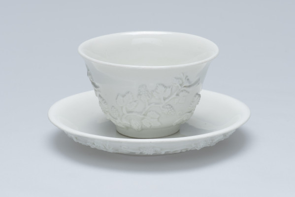 Theepot en kop met schotel in wit Böttger porselein, Meissener Porzellan Manufaktur, circa 1713-1720, h. 5 cm (kop), porselein, Groninger museum, 1933.0953, foto: Arjan Verschoor