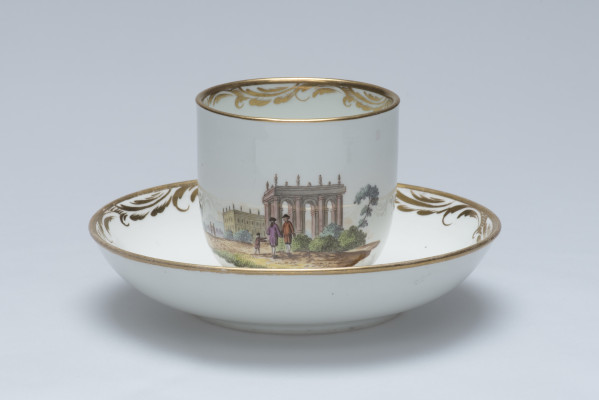 Kop en schotel, Porseleinfabriek Wenen, 1760, h. 6.3 cm (kop), d. 13.6 cm (schotel), porselein Groninger Museum (1960.0081), foto: Arjan Verschoor