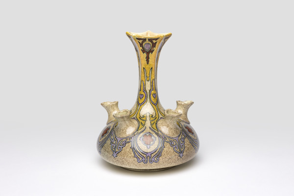 Vaas met tuiten en oriëntaals aandoend decor, 1896-1904, Faience- en Tegelfabriek Holland Utrecht, aardewerk, Keramiekmuseum Princessehof, MPH 2011-012