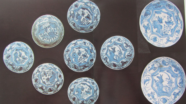 Figure 3. A set of kraak-type saucer dishes from the Banda ,1615.