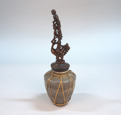 7.	Medicijnpot, China en Sumatra, 19de eeuw, diam. 11 x h. 30 cm, steengoed, hout en rotan, Collectie Museum Prinsenhof Delft, S 166-150.