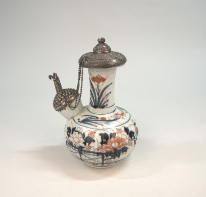 8.	Waterkan, Japan en Indonesië (Sumatra?), c. 1700-1725, h. 23,5 x b. 20 x d. 15 cm, porselein en zilver, Collectie Museum Prinsenhof Delft, S 451-688.