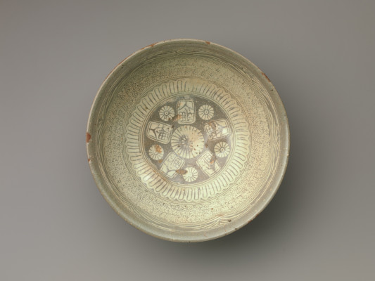 . Kom met inscriptie en ingekerfde chrysanten en schildpaddecoratie, Korea, midden 15e eeuw, diam. 18,4 cm, steengoed, Metropolitan Museum of Art, 2003.590. 