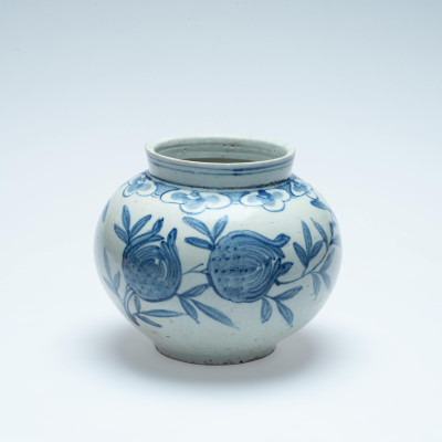 Pot met decoratie van Boeddha’s handfruit, Korea, 18e eeuw, h 16,6 cm, pors