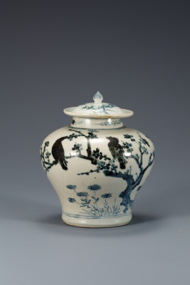 Pot met prunus, vogels en bamboe in onderglazuurblauw, Korea, eind 15e- begin 16e  eeuw, h. 16,5 cm, porselein, Nationaal Museum van Korea, sinsu 4522.
