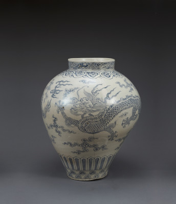 Pot met draak en de vlammende parel in onderglazuurblauw, Korea, 15e-16e eeuw, h. 52,4 cm, porselein, Nationaal Museum van Korea, deoksu 4147.