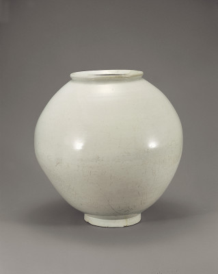Maanvaas, Korea, vroeg 18e eeuw, h. 41 cm, porselein, Nationaal Museum van Korea, jeobsu 702. 