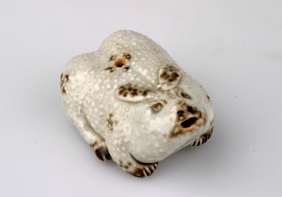 Waterdruppelaar in de vorm van een konijn, Korea, 20e eeuw, h. 3,5 cm, porselein, Wereldmuseum Leiden, RV-5935-21.