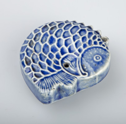 Waterdruppelaar in de vorm van een karper, Korea, 19e eeuw, h. 3,2 cm, porselein, Wereldmuseum Leiden, RV-666-138c.