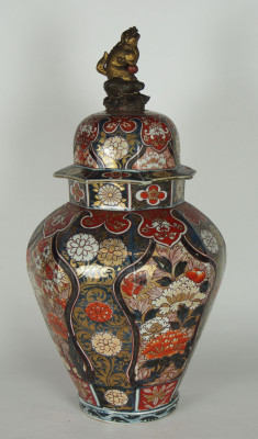 Dekselvaas, Arita, Japan, c. 1700-1740, h. 62,5 cm, diam. 31,5, porselein, imari, Collectie Museum Prinsenhof Delft (bruikleen Rijksdienst voor het Cultureel Erfgoed), LM 2517-A-B