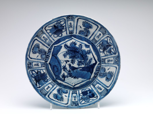 Dish, China, c. 1620, d. 36 cm, porcelain, Kraak, Museum Prinsenhof Delft (donated by W.J. Rust), R 503-A, photo Tom Haartsen