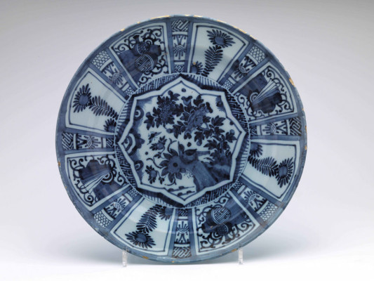 Dish, China, c. 1620, d. 36 x h. 6.5 cm, porcelain, Kraak, Museum Prinsenhof Delft Collection, donated by W.J. Rust (photo Tom Haartsen), R 503-A