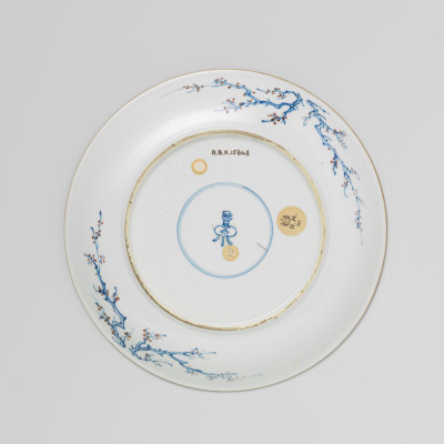 Fig. 3 Mark of tripod table on base of dish, Jingdezhen, China, Kangxi period, ca. 1700, porcelain, diam. 26.3 cm, Rijksmuseum, AK-RBK-15848