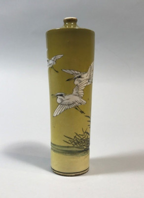 Een paar van vazen gedecoreerd met een paar vliegende kraanvogels in de Satsuma Art Nouveau-stijl, Japan, 1890-1920, h. 15 cm, steengoed met emailkleuren en verguldsel, Keramiekmuseum Princessehof, MPH 2014-125.A-B. 
