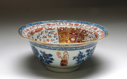 Klapmuts bowl, porcelain, China, c. 1725-1750, d. 18.3 x h. 8 cm, Museum Prinsenhof Delft Collection, donated by W.J. Rust, R 1273